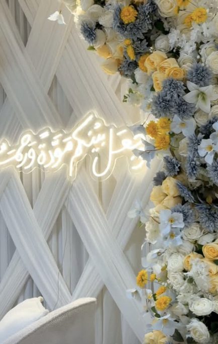 ورد أصفر وأزرق مع خلفية قماش متشابك