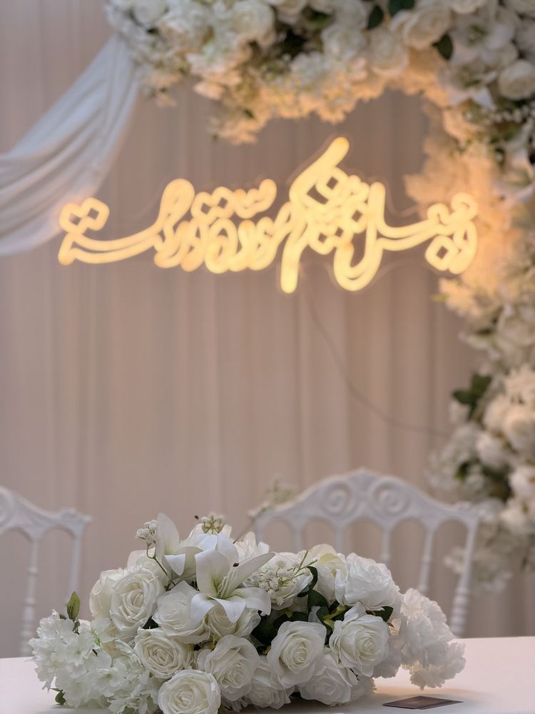 تنسيق ورد أبيض على طاولة العرسان